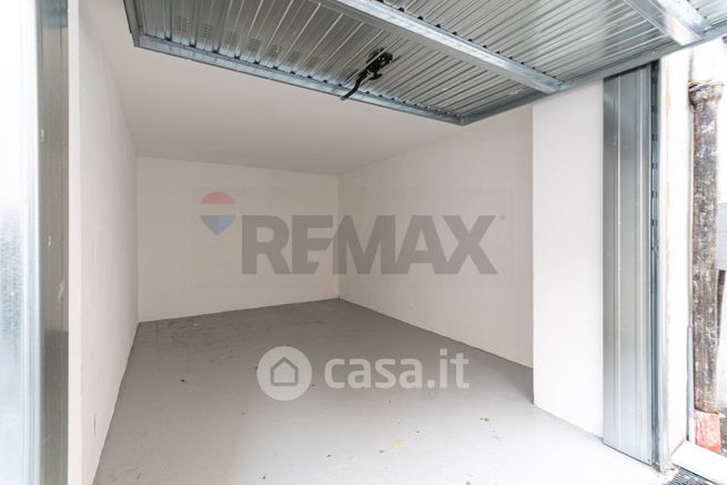 Box/posto auto in residenziale in Via Antonio Travi 6