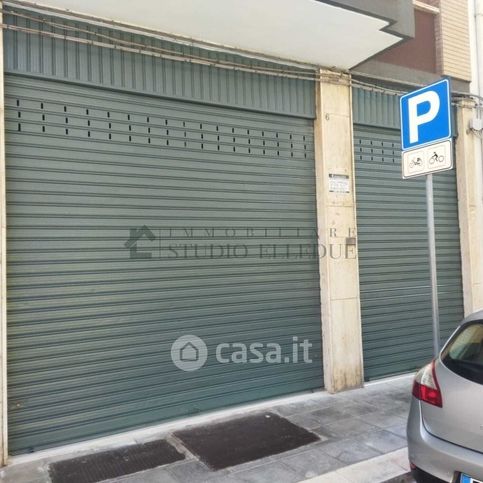 Negozio/locale commerciale in commerciale in Via Francesco Petrelli 6