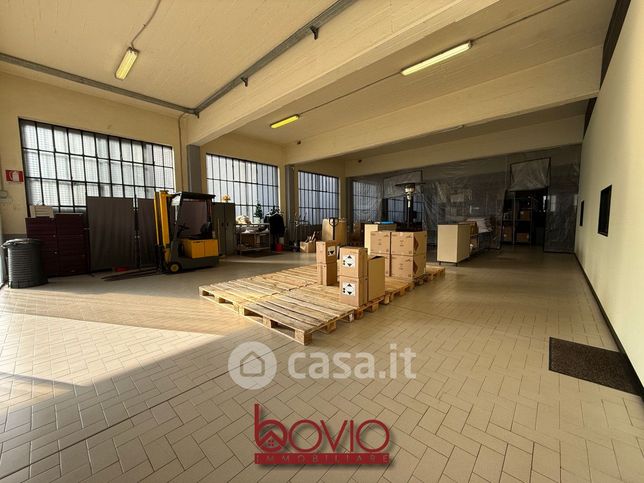 Capannone in commerciale in Via V. Bellini 27 /A