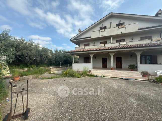 Casa bi/trifamiliare in residenziale in Via Umberto Badini