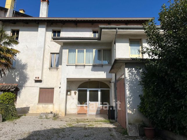 Villa in residenziale in Via Maggiore 21