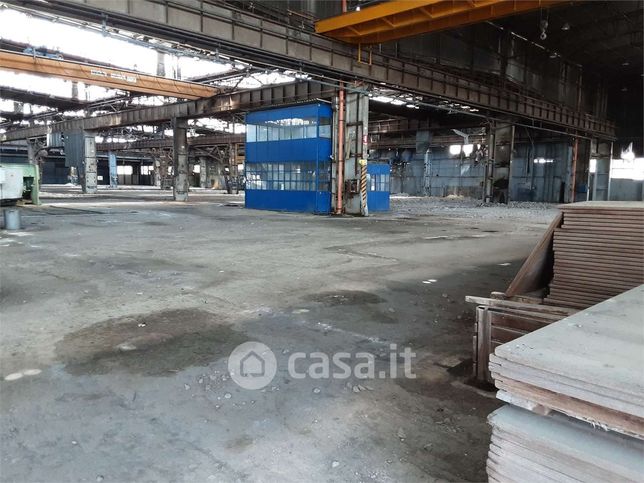Capannone in commerciale in 