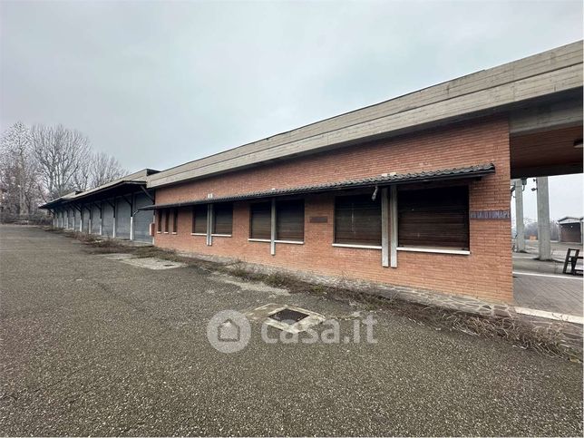 Capannone in commerciale in 