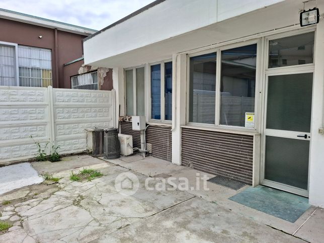 Capannone in commerciale in Via Giosuè Carducci