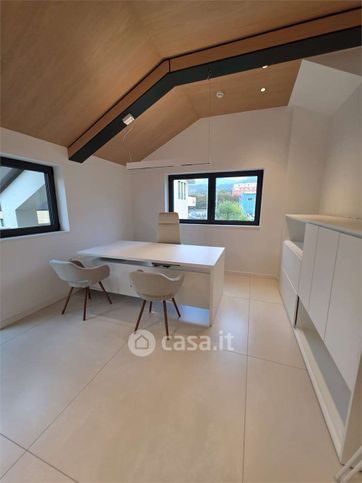 Ufficio in commerciale in Via Feltre