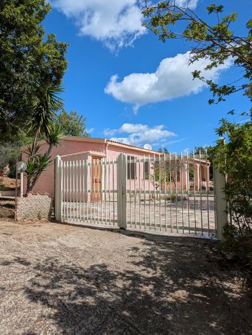 Villa in residenziale in Via Riu Lepris 83