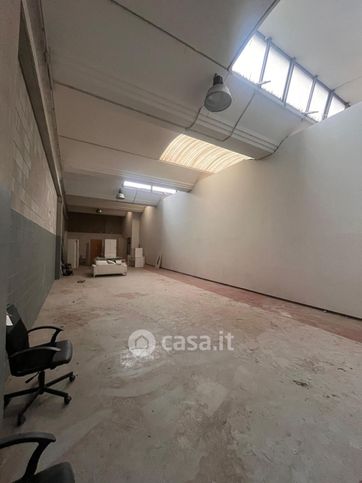 Capannone in commerciale in Via Lucania 8