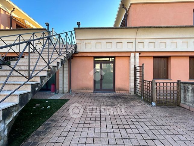 Ufficio in commerciale in Via G. Guinizzelli 11