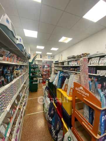 Negozio/locale commerciale in commerciale in Via San Fruttuoso 16