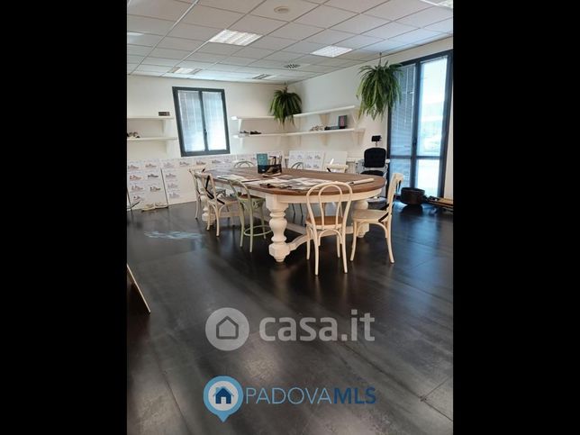 Ufficio in commerciale in Via XXV Aprile