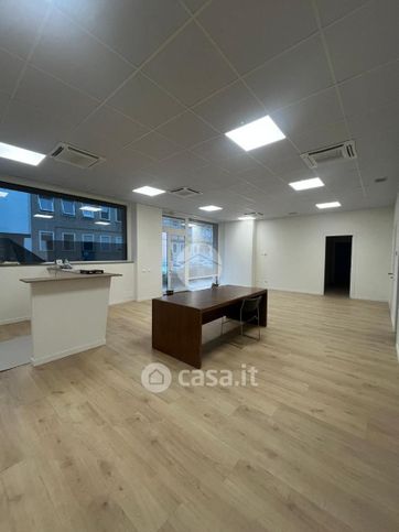Ufficio in commerciale in Via Clara Maffei