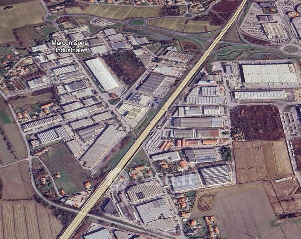 Capannone in commerciale in Via delle Industrie