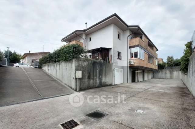 Garage/posto auto in residenziale in Via Vittorio Podrecca