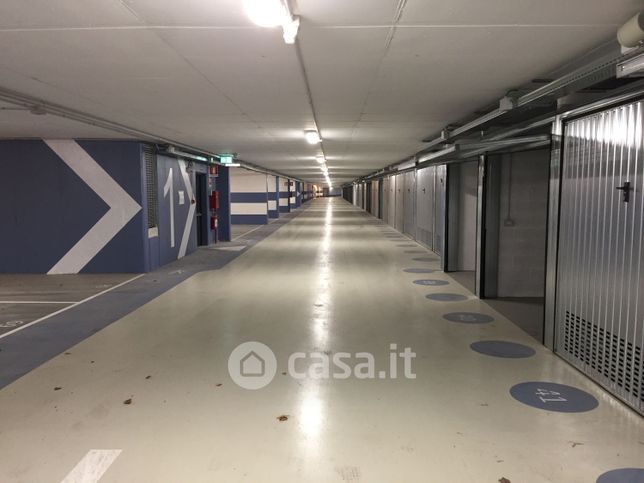 Box/posto auto in residenziale in Lungadige Capuleti