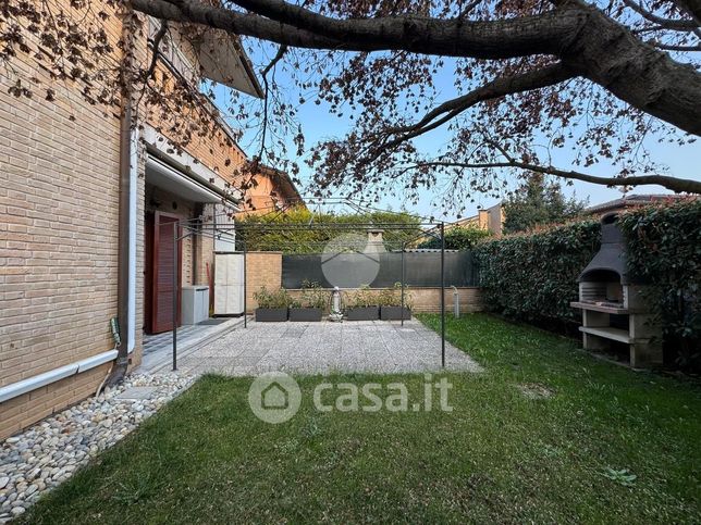 Casa indipendente in residenziale in Via Eugenio Montale 8