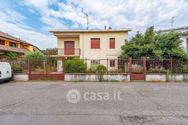 Villa in residenziale in Via Risorgimento 16