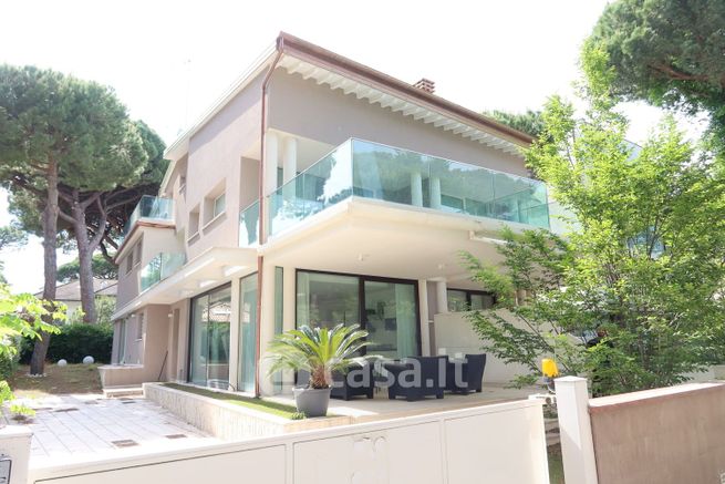 Villetta a schiera in residenziale in Viale Due Giugno 107