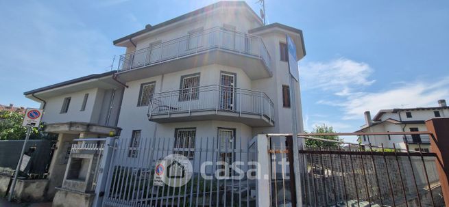 Casa bi/trifamiliare in residenziale in Via Ticino 12