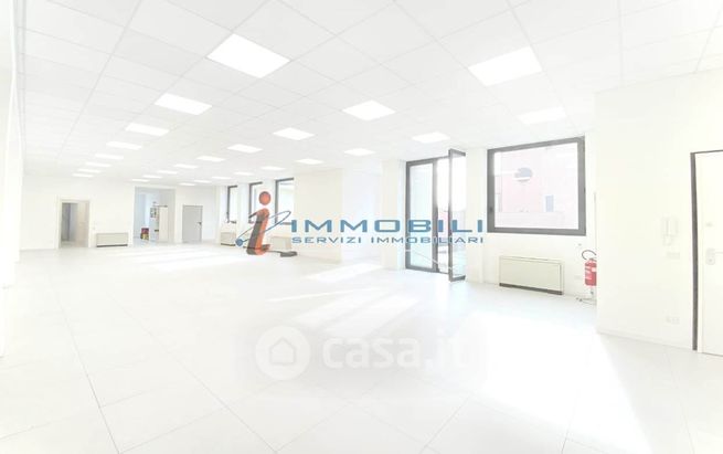 Ufficio in commerciale in Via Giambellino