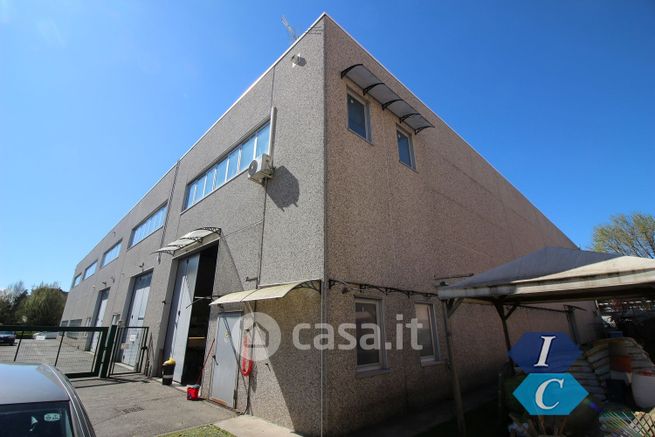 Capannone in commerciale in Via Zenale