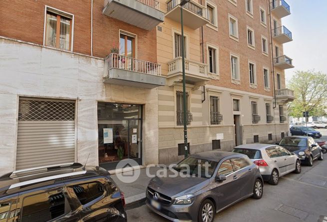 Negozio/locale commerciale in commerciale in Via Pollenzo 51