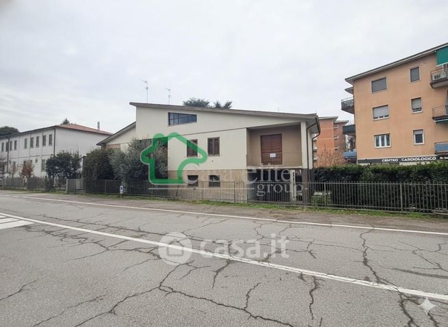 Casa bi/trifamiliare in residenziale in Via Carlo Urbino