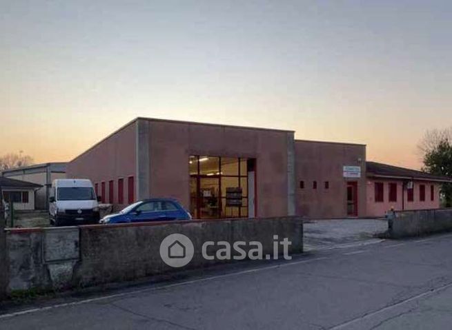 Capannone in commerciale in Via del Lavoro