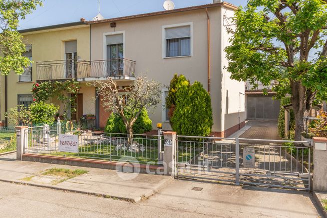 Casa bi/trifamiliare in residenziale in 