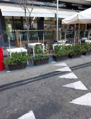 Attività/licenza (con o senza mura) in commerciale in Piazza Indirizzo 12