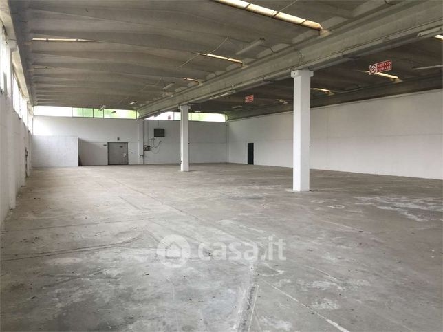 Capannone in commerciale in Via Godo