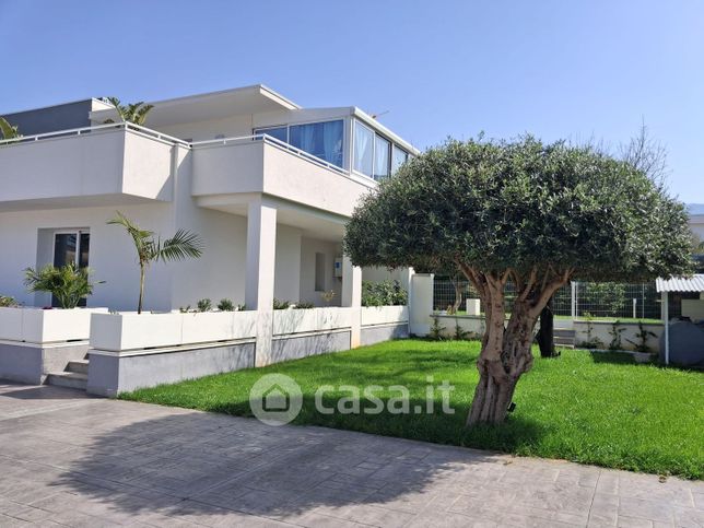 Casa bi/trifamiliare in residenziale in LUXURY VILLA A CARINI