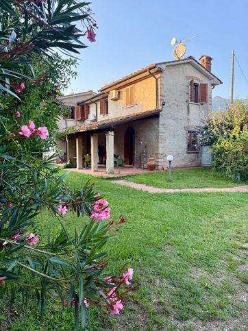 Casa indipendente in residenziale in
