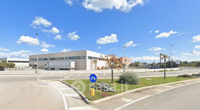 Capannone in commerciale in Via Baione