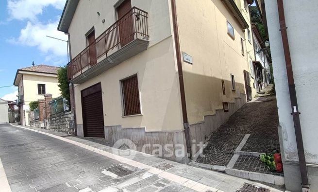 Negozio/locale commerciale in commerciale in Via Colacurcio