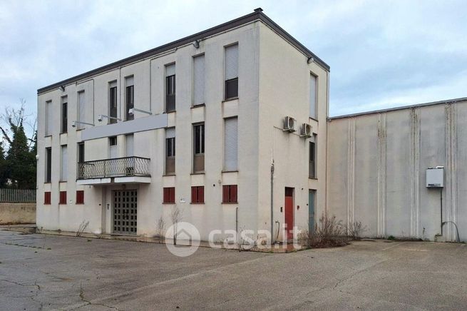Capannone in commerciale in Via Giuseppe di Vittorio 74