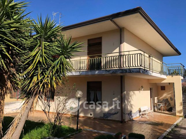Casa bi/trifamiliare in residenziale in Via Leontini 48