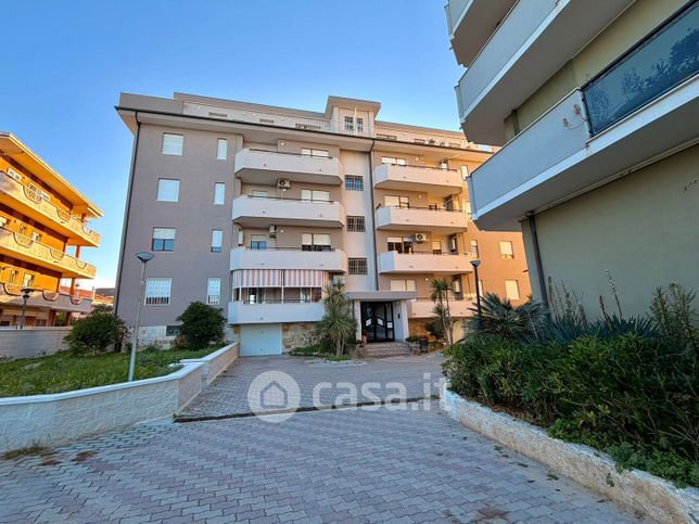 Appartamento in residenziale in Viale Francesco Paolo Tosti 144
