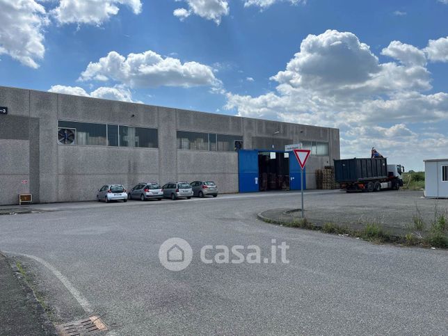 Capannone in commerciale in 