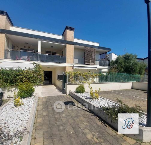Appartamento in residenziale in Viale Adriano 7