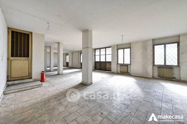 Capannone in commerciale in Via Gaetano Salvemini 4