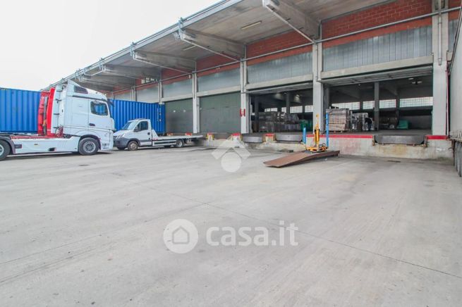 Capannone in commerciale in Via Iseo