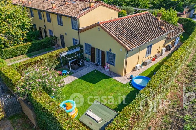 Casa bi/trifamiliare in residenziale in Via Provinciale Calcesana Colignola 310