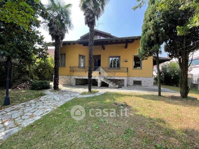 Villa in residenziale in Corso America 26