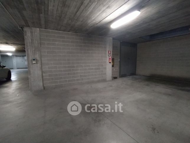 Box/posto auto in residenziale in Via Serrano 3