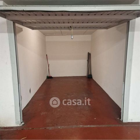 Box/posto auto in residenziale in Via G. Cesare 1