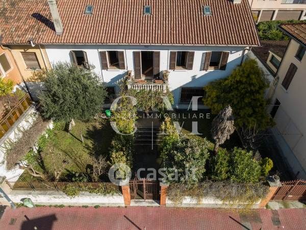 Villa in residenziale in 