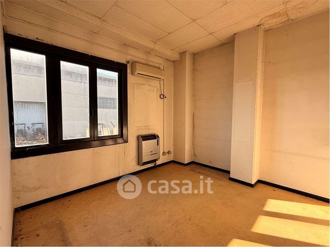 Capannone in commerciale in Via Sandro Penna 89