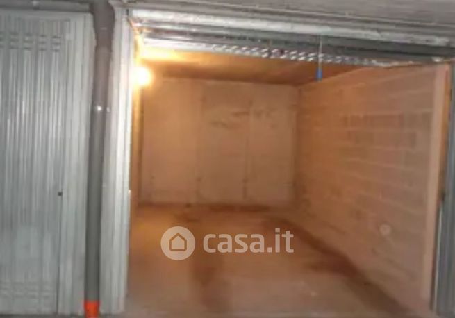 Box/posto auto in residenziale in Italia 5