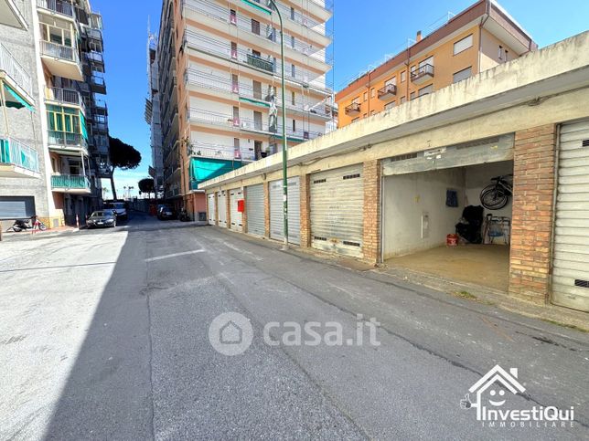 Box/posto auto in residenziale in Via Montevideo 9