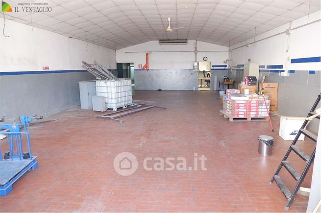 Capannone in commerciale in 